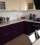 Фиолетово-бежевый гарнитур и белый фартук на кухне