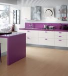 Белый гарнитур и пурпурный фартук на большой кухне