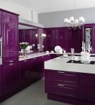 Мебель фиолетового цвета и белый потолок на кухне