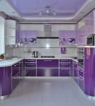 П-образный бело-фиолетовый гарнитур на кухне