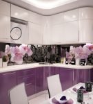 Бело-фиолетовый гарнитур и фартук с цветочным узором на кухне