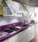 Белый гарнитур с фиолетовой столешницей на узкой кухне