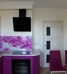 Узорчатый фартук на маленькой кухне с бело-фиолетовым гарнитуром