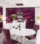 Белый стол и пурпурные стулья на кухне с фиолетовой мебелью