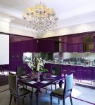 Тёмно-фиолетовый гарнитур на кухне с хрустальной люстрой