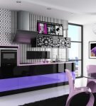 Стильная кухня с чёрно-фиолетовой мебелью и белой отделкой