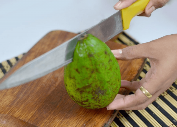 Начало чистки авокадо