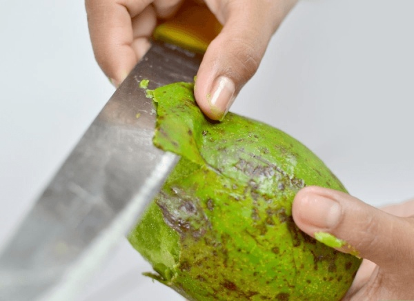 Чистка авокадо ножом