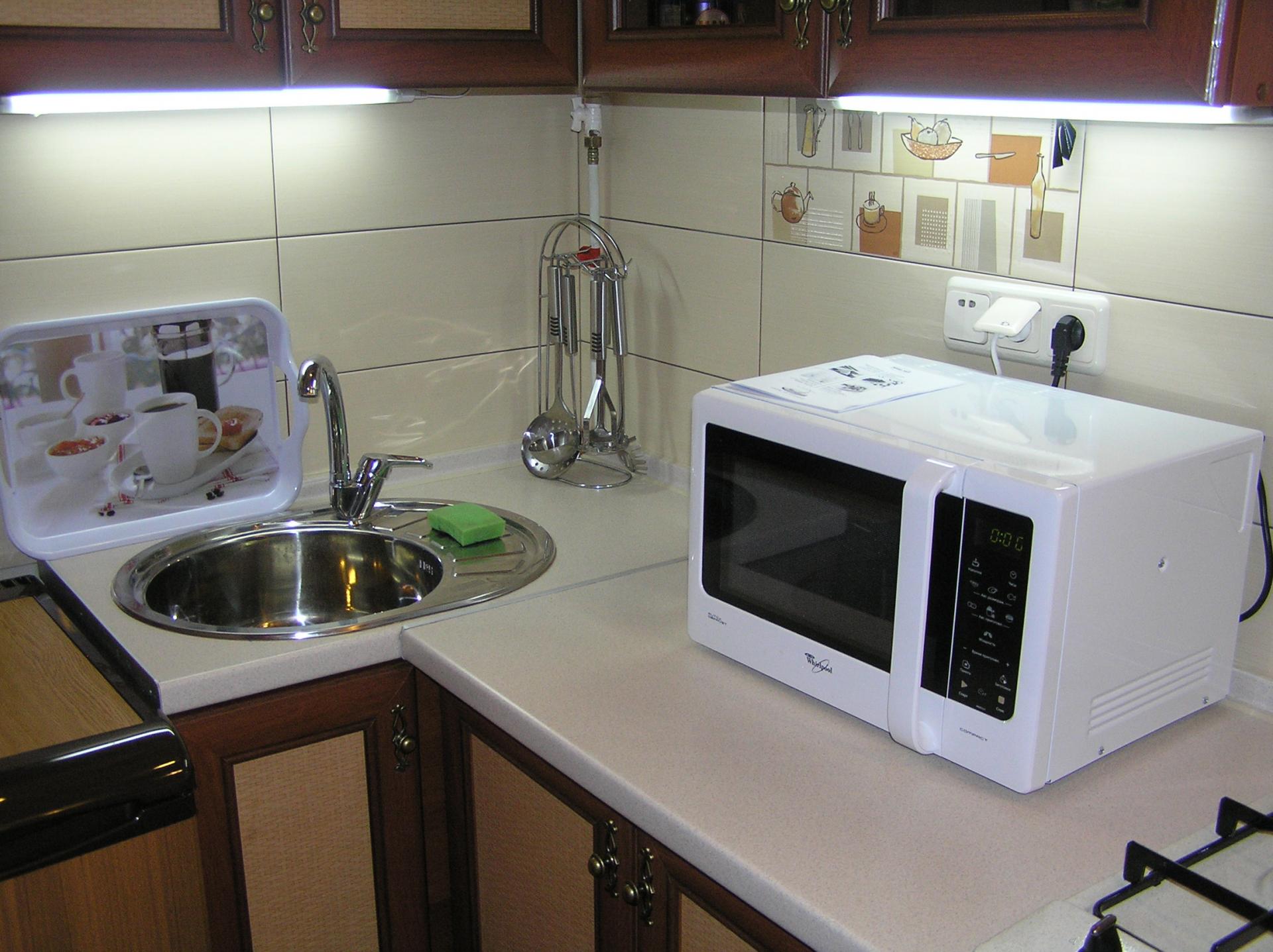 Установить свч. Микроволновка на кухне. Микроволновка в интерьере кухни. Микроволновка в интерьере. Микроволновая печь на кухне.