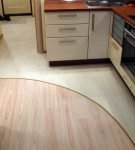 Комбинирование белой плитки и светлого ламината на полу кухни