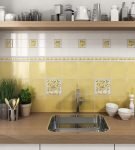 Жёлтая квадратная плитка на кухне