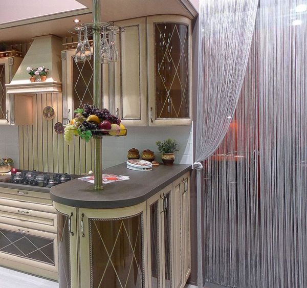 Классическая кухня со шторами-нитями