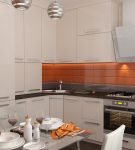 Оранжевый фартук и светлая мебель на кухне