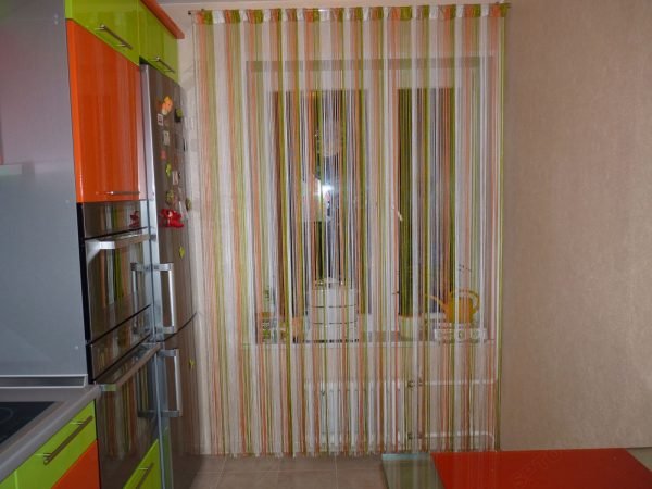 Нитяные шторы на кухне с ярким гарнитуром