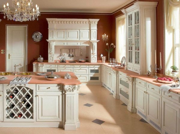 Белый гарнитур на кухне в классическом итальянском стиле