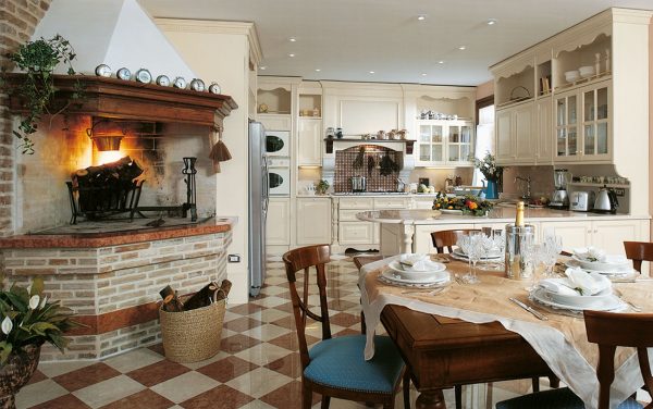 Двухцветная плитка на полу кухни в итальянском стиле