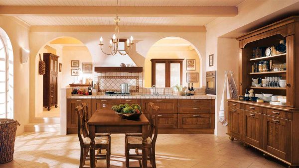 Просторная кухня-столовая в итальянском классическом стиле