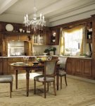 Деревянная мебель на большой кухне в классическом итальянском стиле