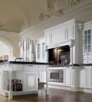 Белая мебель на кухне с итальянским классическим дизайном
