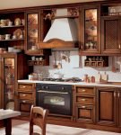 Деревянная коричневая мебель в итальянском стиле на кухне