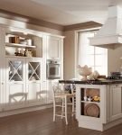Белая кухонная классическая мебель в итальянском стиле