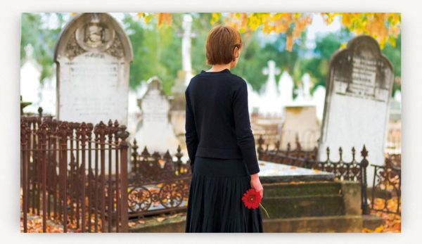 Женщина на кладбище
