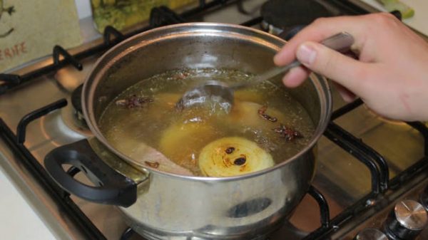 Приготовление супа в металлической кастрюле