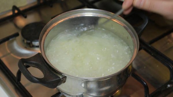 Приготовление лапши в кастрюле с кипящей водой
