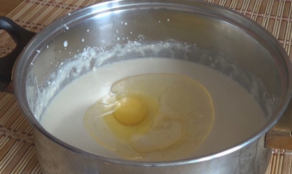 Введение яйца и масла в тесто