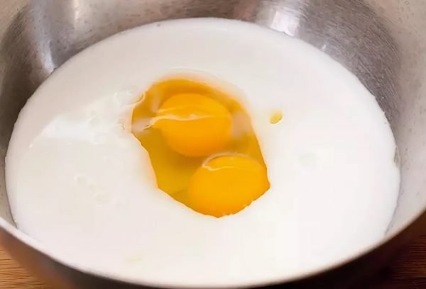 Кефир и яйца в миске