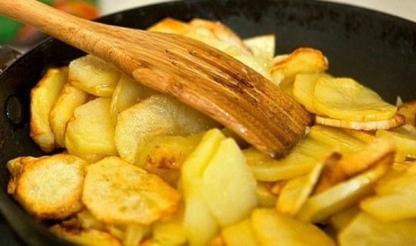 Жареная картошка в сковороде