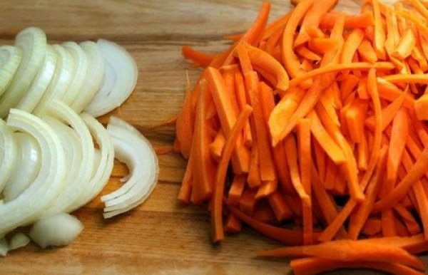 Нарезанные лук и морковь
