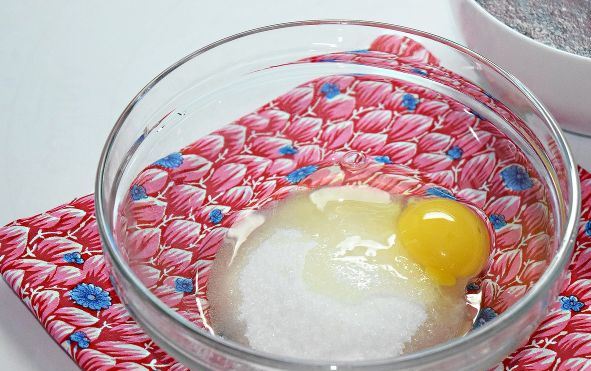 Яйцо и сахарный песок в стеклянной ёмкости