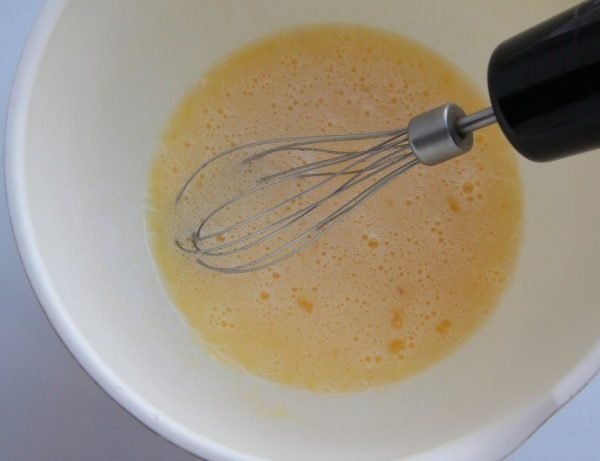 Взбивание яиц с сахаром в большой миске с помощью миксера