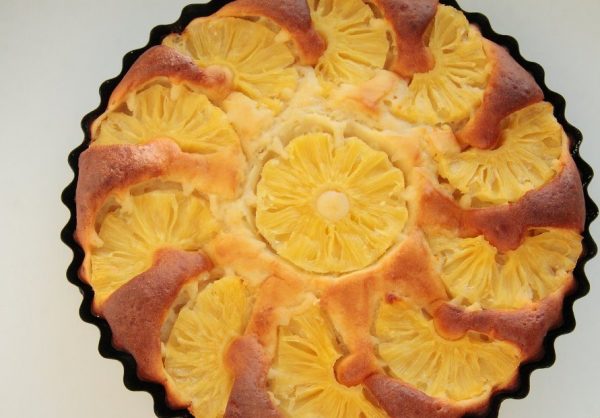 Готовый пирог с консервированными ананасами в металлической форме для выпекания