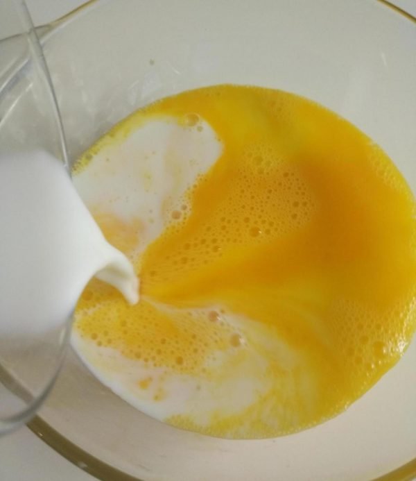 Смешивание молока и взбитого яйца в стеклянной ёмкости