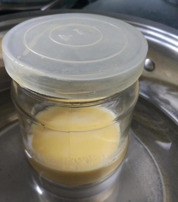 Яично-молочная смесь для омлета в стеклянной банке с капроновой крышкой
