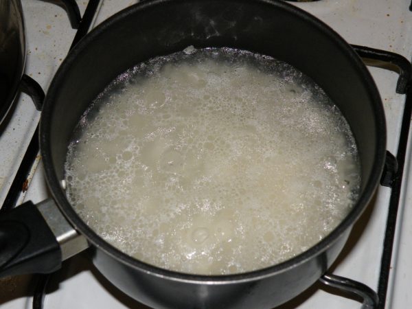Рис варится в кастрюле