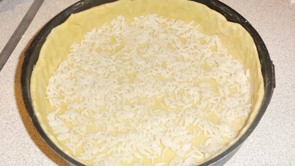 Слой риса в форме для пирога