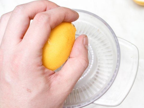 Из лимона выжимают сок
