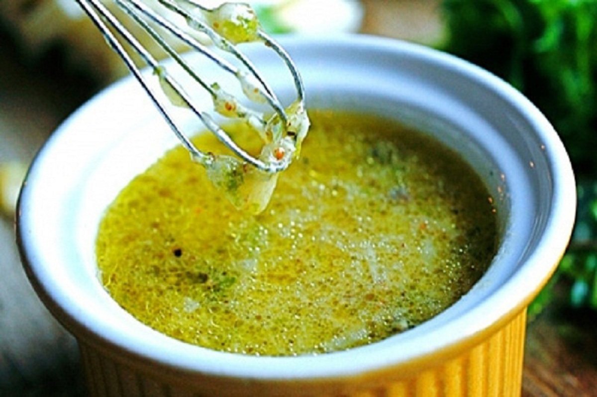 Заправка оливковое масло горчица. Оливковый соус. Укропный соус с чесноком и лимоном и маслом. Соус к гренкам. Соус для гренок.