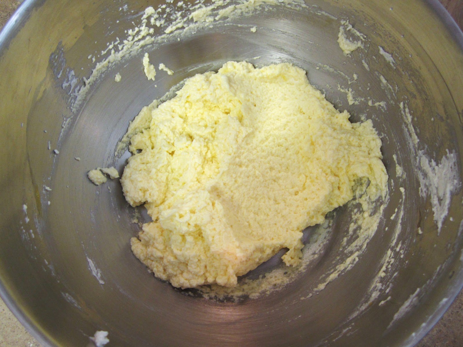 Тесто сметана масло яйца. Масло взбить с сахаром. Размягченное сливочное масло. Творог и сливочное масло. Масло с сахаром и творогом.