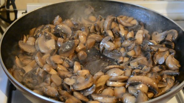 Жареные грибы на сковороде