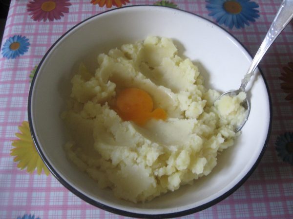 Картофельное пюре и яйцо в миске