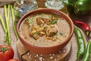 Грузинский суп харчо - это головокружительное сочетание ароматов и вкусов, которое никого не оставит равнодушным