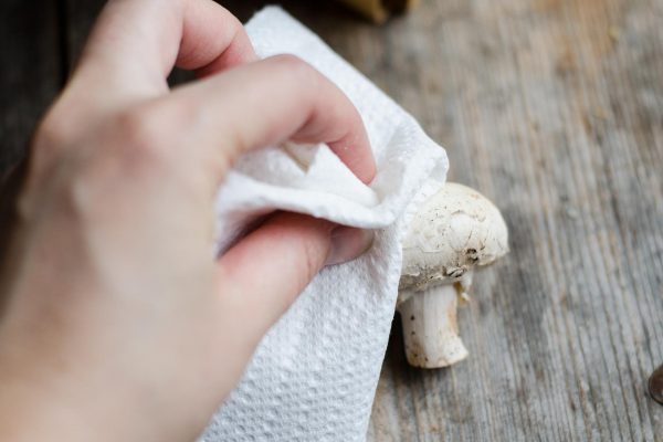 Очищают гриб тряпокой