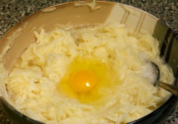 Введение яйца к тёртому картофелю