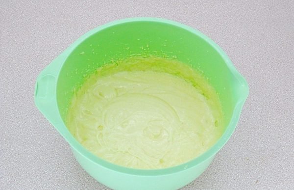 Масляно-яичная смесь в зелёной пластмассовой миске