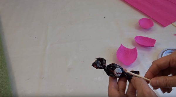 Роза из конфеты: крепление конфеты к шпажке