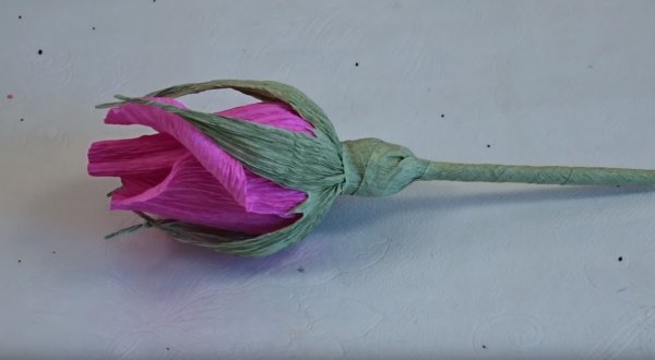 Роза из конфеты: готовый цветок